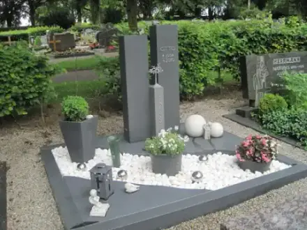 Foto von Steinmetz und Steinbildhauerin Isabel Schips Querengässer