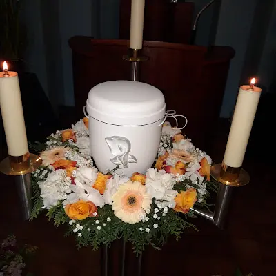 Foto von Ullmann Bestattungen (Erd Feuer See Kolumbarium und Anonyme Bestattungen)